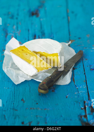 Latte di mucca formaggio morbido e coltello Foto Stock