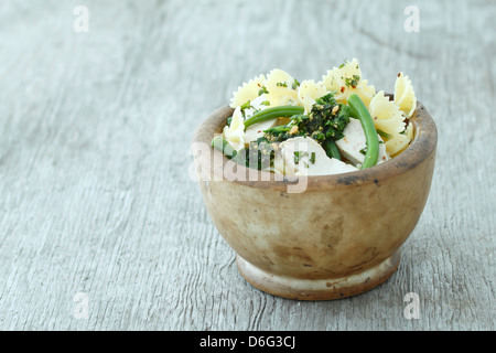 Pasta con i fagiolini, pollo e pesto. Ricetta disponibile Foto Stock