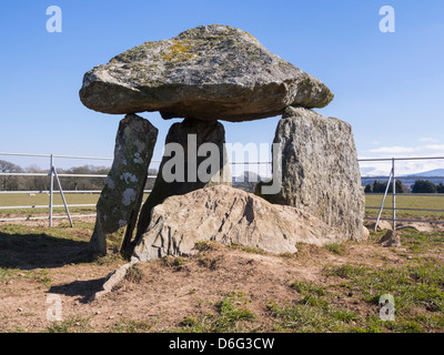 Bodowyr sepoltura camera un Neolitico antico monumento con capstone. Llangaffo, Isola di Anglesey, Galles del Nord, Regno Unito, Gran Bretagna Foto Stock