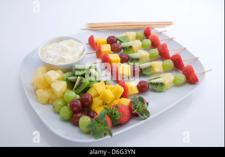 Frutta estiva con yogurt greco e miele Dip Foto Stock