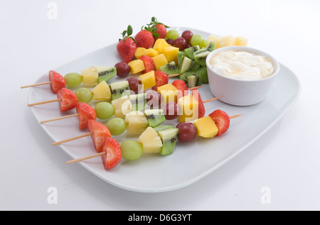 Frutta estiva con yogurt greco e miele Foto Stock