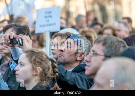 Mosca, Russia. Aprile 17, 2013 i sostenitori di Alexei Navalny, un russo giurista e politico e finanziario, attivista e altri prigionieri politici si riunisce a Mosca il Novopuskinsky Square per protestare contro politicamente impegnato processo contro Alexei Navalny. Credito: Alyaksandr Stzhalkouski/Alamy Live News Foto Stock