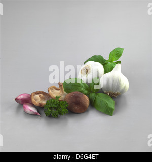 Bulbi di aglio, il prezzemolo e 4 spicchi di aglio Foto Stock