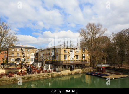 La testa del Fiume Fuller's riverside pub sul Fiume Tamigi dalla follia ponte in Oxford, Oxfordshire, Inghilterra, Regno Unito, Gran Bretagna Foto Stock