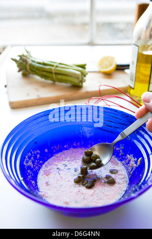 Limone e salsa di capperi per accompagnare arrosti di salmone - con ricetta Foto Stock