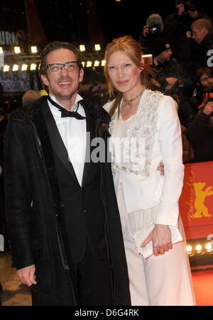 Regista tedesco Oskar Roehler e sua moglie Alexandra Fischer-Roehler arrivare per la premiere del film 'Addio mia regina" ("Les Adieux à la reine') durante il 62° Festival Internazionale del Cinema di Berlino, Berlino, Germania, 09 febbraio 2012. Il film è stato selezionato come il Berlinale il film di apertura ed è parte del concorso principale. La sessantaduesima Berlinale avviene da 09 a 19 Foto Stock