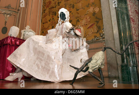 Uno dei circa 30 figure fatte di carta dell'artista belga Isabelle de Borchgrave, che sono attualmente installati presso il Palazzo Nuovo, è raffigurato a Potsdam, in Germania, il 10 febbraio 2012. Le opere sono parte dell'anniversario mostra 'Friederisiko. Federico il Grande' avviato il trecentesimo compleanno di Federico II. (1712-1786) e presentati sotto il motto 'Der Modeaffe' (F Foto Stock