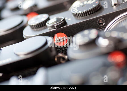 (Dpa-file) - Un file immagine datata 26 agosto 2011 mostra appena prodotta telecamere del modello Leica X1 presso la sede di Leica Camera in Burgsolms, Germania. La ditta Leica AG presenta i suoi dati finanziari il 10 febbraio 2012. Foto: Frank Rumpenhorst Foto Stock