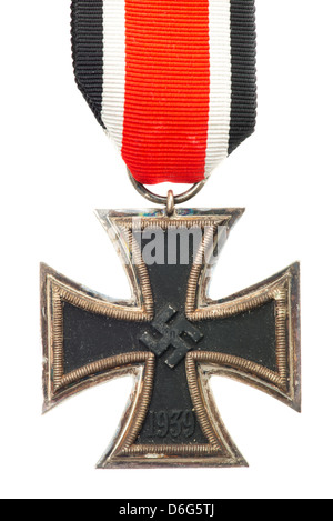 Un nazista tedesco Croce di Ferro medal - 2a classe con nastri. Studio shot con uno sfondo bianco Foto Stock