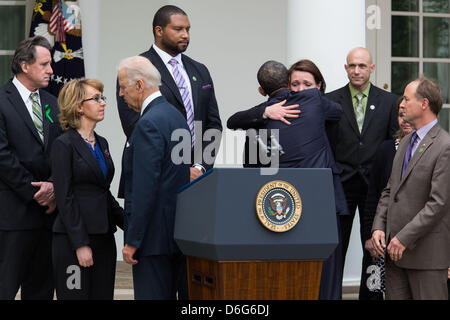 Washington DC, Stati Uniti d'America, mercoledì 17 aprile, 2013.Il Presidente degli Stati Uniti Barack Obama abbracci Nicole Hockley dopo la consegna di una dichiarazione dopo la legislazione della pistola non è riuscita nel Congresso, nel giardino di rose alla Casa Bianca a Washington, mercoledì 17 aprile, 2013. Il presidente è stato accompagnato da U.S. Vice presidente Joe Biden, ex U.S. Rappresentante Gabby Giffords (Democratico di Arizona), visibile a sinistra e i membri della famiglia da Newtown..Credit: Drew Angerer / Pool via CNPDPA/Alamy Live News Foto Stock