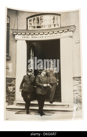 1940's fotografia in bianco e nero di Adolf Hitler ed i suoi ufficiali di lasciare l'Hotel Moenichkirchnerhof, Germania Foto Stock