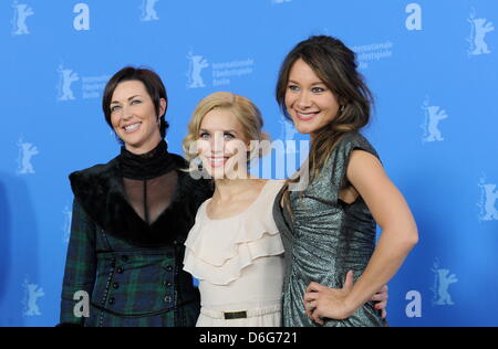 Il tedesco attrici Stephanie Paul (L), Julia Dietze e Australian Peta sergente pongono durante il photocall per il film "Iron Sky' durante il 62° Festival Internazionale del Cinema di Berlino, Berlino, Germania, 11 febbraio 2012. Il film è presentato nella sezione Panorama Special presso la sessantaduesima Berlinale in esecuzione dal 09 al 19 febbraio. Foto: Angelika Warmuth dpa +++(c) dpa - Bildfunk+++ Foto Stock