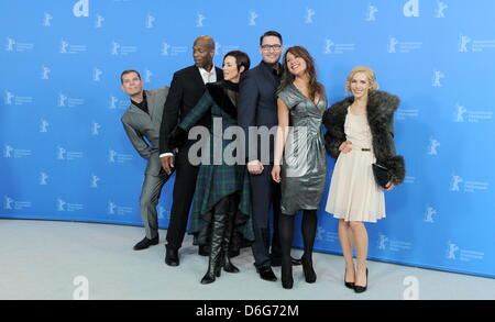 Attore tedesco Goetz Otto (L-R), attore statunitense Christopher Kirby, attrice tedesca Stephanie Paolo, direttore finlandese Timo Vuorensola, attrice australiana Peta sergente e attrice tedesca Julia Dietze pongono durante il photocall per il film "Iron Sky' durante il 62° Festival Internazionale del Cinema di Berlino, Berlino, Germania, 11 febbraio 2012. Il film è presentato nella sezione Panorama Special Foto Stock