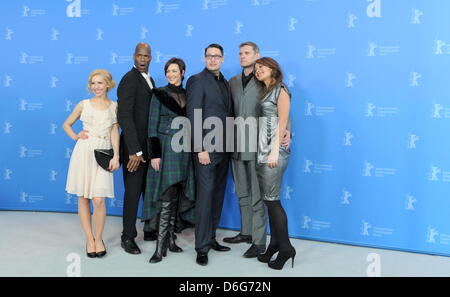 Attrice tedesca Julia Dietze (L-R), attore statunitense Christopher Kirby, attrice tedesca Stephanie Paolo, direttore finlandese Timo Vuorensola, attore tedesco Goetz Otto e attrice australiana Peta sergente e pongono durante il photocall per il film "Iron Sky' durante il 62° Festival Internazionale del Cinema di Berlino, Berlino, Germania, 11 febbraio 2012. Il film è presentato nella sezione Panorama spe Foto Stock