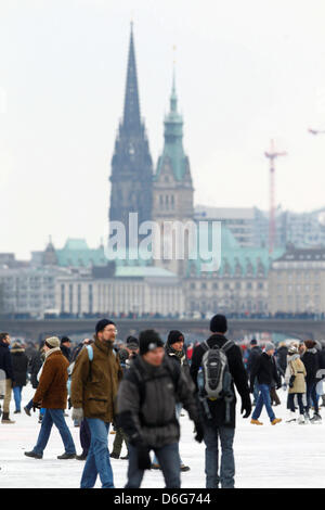 Decine di migliaia di persone stanno godendo i congelati Alster esterno ad Amburgo, Germania, 11 febbraio 2012. Più di un milione di persone sono attese per il ghiaccio Alstereisvergnuegen festive da Domenica. L'ultimo festival ufficiale è stato nel 1997. Foto: Markus SCHOLZ Foto Stock