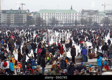 Decine di migliaia di persone stanno godendo i congelati Alster esterno ad Amburgo, Germania, 11 febbraio 2012. Più di un milione di persone sono attese per il ghiaccio Alstereisvergnuegen festive da Domenica. L'ultimo festival ufficiale è stato nel 1997. Foto: Markus SCHOLZ Foto Stock