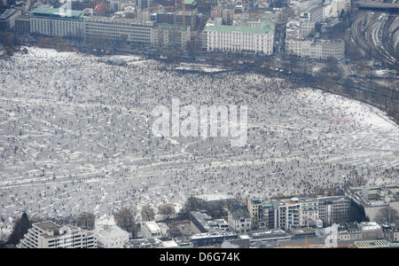 Migliaia di persone a piedi sulla congelati Alster esterno ad Amburgo, Germania, 11 febbraio 2012. Più di un milione di persone sono attese per il ghiaccio Alstereisvergnuegen festive da Domenica. L'ultimo festival ufficiale è stato nel 1997. Foto: MARCUS BRANDT Foto Stock