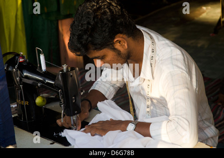 Un apprendista in un workshop, Kerala, India Foto Stock