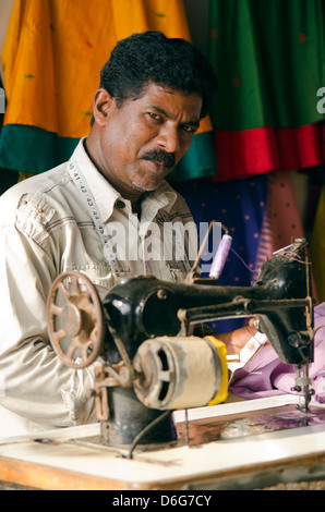 Adattare in un workshop, Kerala India Foto Stock