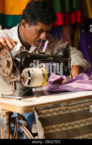 Adattare in un workshop, Kerala India Foto Stock