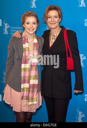 Il tedesco attrici Suzanne von Borsody e Josephina Vilsmaier (l) partecipare alla premiere di 'nella terra di sangue e di miele" durante la sessantaduesima International Festival del Cinema di Berlino, Berlinale, all'Haus der Berliner Festspiele a Berlino, Germania, il 11 febbraio 2012. Foto: Hubert Boesl Foto Stock