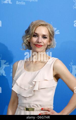 Attrice tedesca Julia Dietze assiste la conferenza stampa di 'Iron Sky' durante la sessantaduesima International Festival del Cinema di Berlino, Berlinale, presso l'Hotel Hyatt di Berlino, Germania, il 11 febbraio 2012. Foto: Hubert Boesl Foto Stock