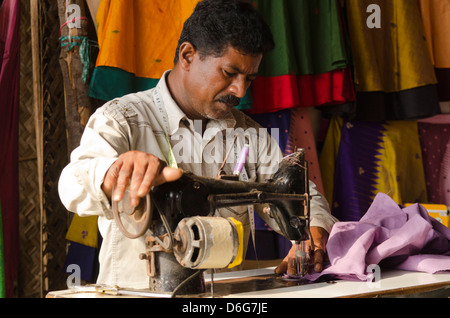 Adattare in un workshop Varkala Kerala India Foto Stock