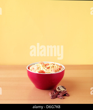 Gamberi e pomodori ciliegini e tagliatelle con dadi misti Foto Stock