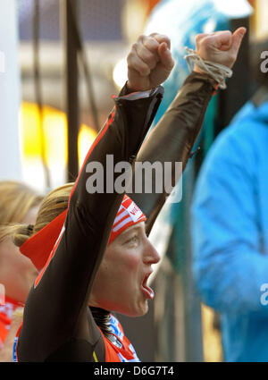 Il Luger tedesca Tatjana Huefner celebra dopo la seconda esecuzione che fissano la sua prima medaglia posto nella donna single del mondo di slittino in campionati di Altenberg, Germania, 12 febbraio 2012. Foto: Matthias Hiekel Foto Stock