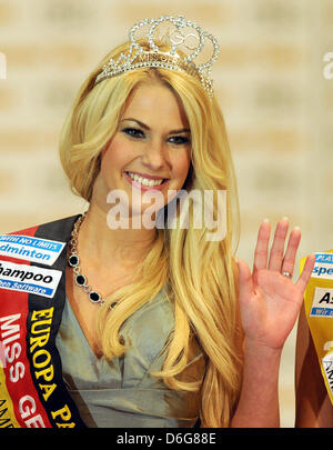 Isabel Guelck da Horst celebra la sua vittoria nel 2012 'Miss Germania " concorso presso l'Europapark di Rust, Germania, 11 febbraio 2012. Ella ha gareggiato contro 22 donne nel round finale. 6,530 donne applicato per la concorrenza. Foto: Patrick Seeger Foto Stock