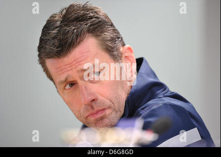 (Dpa) file - un file immagine datata 11 febbraio 2012 mostra quindi Hertha head coach Michael Skibbe in occasione di una conferenza stampa dopo il suo team di 0:5 perdita nella Bundesliga soccer match contro il VfB Stuttgart a Stuttgart, Germania. Dopo appena cinque giochi in ufficio, Michael Skibbe è stato licenziato come head coach il 12 febbraio 2012. Foto: Jan-Philipp Strobel Foto Stock