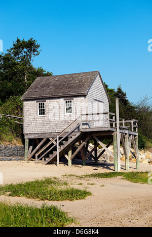 Il Boathouse rustico sulla spiaggia, Chatham, Cape Cod, MA, Stati Uniti d'America Foto Stock