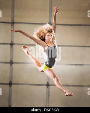 Ballerino caucasica saltando in studio Foto Stock