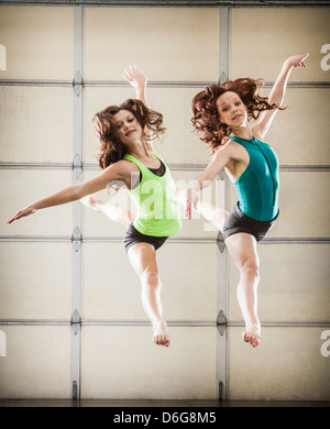 Ballerini saltando in studio Foto Stock