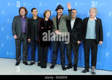 Produttori Felix Vossen (L-R), Christopher Simon, British attrice Charlotte Rampling, direttore Barnaby Southcombe e co-produttori Iann Girard e Michael Eckelt frequentare il photocall per il film "Io Anna' durante il 62° Festival Internazionale del Cinema di Berlino, Berlino, Germania, 12 febbraio 2012. Il film è presentato nella sezione Berlinale Special presso la sessantaduesima Berlinale in esecuzione f Foto Stock