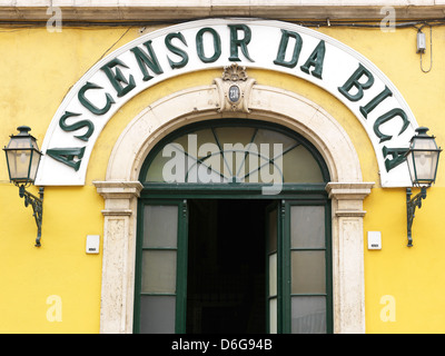 Lisbona, Portogallo, ascensore al quartiere Bairro Alto, lungo la via Rua da Bica de Duarte Belo Foto Stock