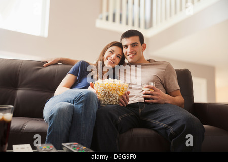 Paio di guardare la televisione sul divano Foto Stock