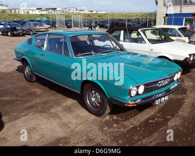 L'Audi 100 Coupé S del 1973 è una coupé di lusso nota per la sua tecnologia avanzata e il design elegante. È diventato un veicolo iconico nei primi anni '1970, offrendo prestazioni e lusso in una forma compatta. Foto Stock