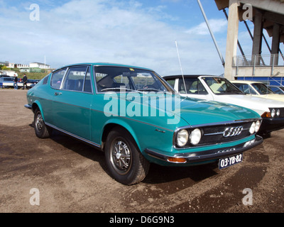 L'Audi 100 Coupé S del 1973 è una coupé sportiva di lusso degli anni '1970 Noto per le sue prestazioni, il design elegante e l'ingegneria avanzata, è stato uno dei primi modelli a mostrare l'impegno di Audi per la qualità e l'innovazione. Foto Stock