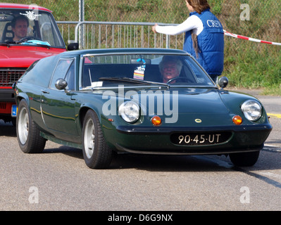 La Lotus Europa S2 del 1973, nota per il suo design elegante e compatto, era un'auto sportiva a motore medio. Ha guadagnato popolarità per la sua leggerezza, le prestazioni e le capacità di maneggevolezza, rappresentando la dedizione di Lotus all'innovazione ingegneristica. Foto Stock