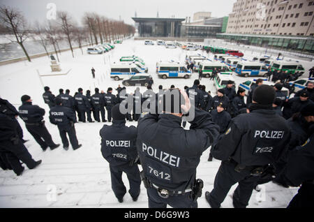 Gli ufficiali di polizia stand davanti al parlamento di Sassonia, a causa di un evento commemorativo ricordando le vittime dei bombardamenti durante la Seconda Guerra Mondiale e le dimostrazioni di Dresda, in Germania, il 13 febbraio 2012. I cittadini di Dresda commemorare le vittime di attacchi aerei e neo-nazisti dimostrare in città il 13 febbraio. Foto: Oliver Killig Foto Stock