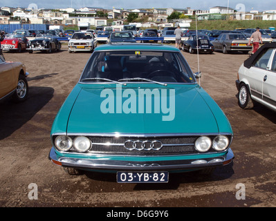 L'Audi 100 Coupé S del 1973 è una coupé di lusso tedesca che offre una combinazione di design elegante e prestazioni. Nota per il suo stile raffinato e l'affidabilità dell'ingegneria, faceva parte del passaggio di Audi nel mercato del lusso nei primi anni '1970 Foto Stock