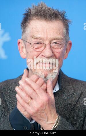 Attore britannico John Hurt assiste il photocall per il film 'Jayne Mansfield Auto dell' durante il 62° Festival Internazionale del Cinema di Berlino, Berlino, Germania, 13 febbraio 2012. Il film è presentato in concorso alla sessantaduesima Berlinale in esecuzione dal 09 al 19 febbraio. Foto: Sebastian Kahnert Foto Stock