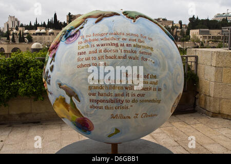 Gerusalemme, Israele. Il 18 aprile 2013. Una delle diciotto Cool globi, ciascuno del peso di una tonnellata, sul display all'Alrov-Mamilla Esplanade vicino alla Porta di Jaffa, visualizza un preventivo da parte di ex presidente degli Stati Uniti Bill Clinton che hanno avuti la Clinton iniziativa globale nel 2005, di cui raffreddare globi crebbe. Gerusalemme, Israele. 18-Aprile-2013. Raffreddare i globi: Hot idee per un pianeta dello scambiatore di calore è un pubblico mostra d'arte progettato per aumentare la consapevolezza delle soluzioni per il cambiamento climatico. Raffreddare i globi è stata iniziata nel 2005 e incorporato come un non-profit nel 2006. Raffreddare i globi premiered a Chicago nel 2007.Credit: Nir Alon/Alamy Live News Foto Stock