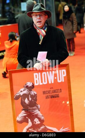 Il direttore del Festival Dieter Kosslick presenta un poster del mitico film 'Blow up" della 62a Festival Internazionale del Cinema di Berlino, Berlino, Germania, 13 febbraio 2012. Foto: Maurizio Gambarini dpa Foto Stock