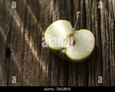 Apple tagliate a metà Foto Stock
