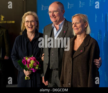 Noi attrice Meryl Streep (L-R), attore britannico Jim Broadbent e direttore britannico Phyllida Lloyd frequentare il photocall per il film "La signora di ferro' durante il 62° Festival Internazionale del Cinema di Berlino, Berlino, Germania, 14 febbraio 2012. Il film è presentato nella sezione Berlinale Special presso la sessantaduesima Berlinale in esecuzione dal 09 al 19 febbraio. Foto: Tim Brakemeier Foto Stock