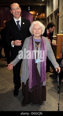 Simon McDonald, Ambasciatore britannico presso la Repubblica federale di Germania (R), accoglie Lia israeliano van Leer, fondatore della Cinematheque di Haifa, Israele Archivio Film e il Jerusalem Film Festival, per un ricevimento presso l' ambasciata britannica durante il 62° Festival Internazionale del Cinema di Berlino, Berlino, Germania, 14 febbraio 2012. La sessantaduesima Berlinale ha luogo dal 09 al 19 febbraio. Ph Foto Stock