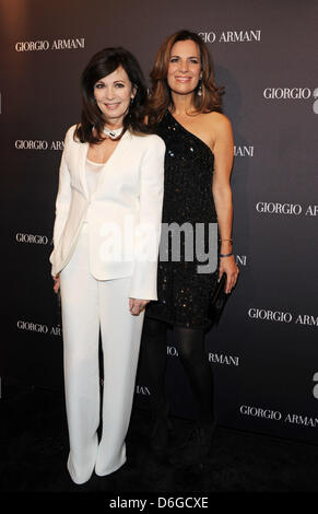 Roberta Armani, la nipote della stilista italiano Giorgio Armani e attrice Iris Berben (L) arrivano a Giorgio Armani Cocktail Party celebrata a una nuova boutique a Berlino, Germania, 14 febbraio 2012. Foto: Jens Kalaene Foto Stock