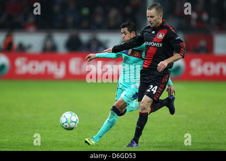 Barcellona è Alexis Sanchez (L) il sistema VIES per la palla con il Leverkusen's Michal Kadlec durante la UEFA Champions League match tra Bayer Leverkusen e FC Barcellona alla BayArena a Leverkusen, Germania, 14 febbraio 2012. Foto: Revierfoto Foto Stock